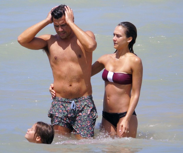 Jessica Alba com o marido, Cash Warren, e a filha Honor em praia no México (Foto: Grosby Group/ Agência)