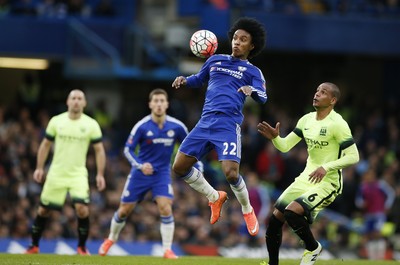Willian domina a bola, Chelsea x City (Foto: John Sibley/Reuters)