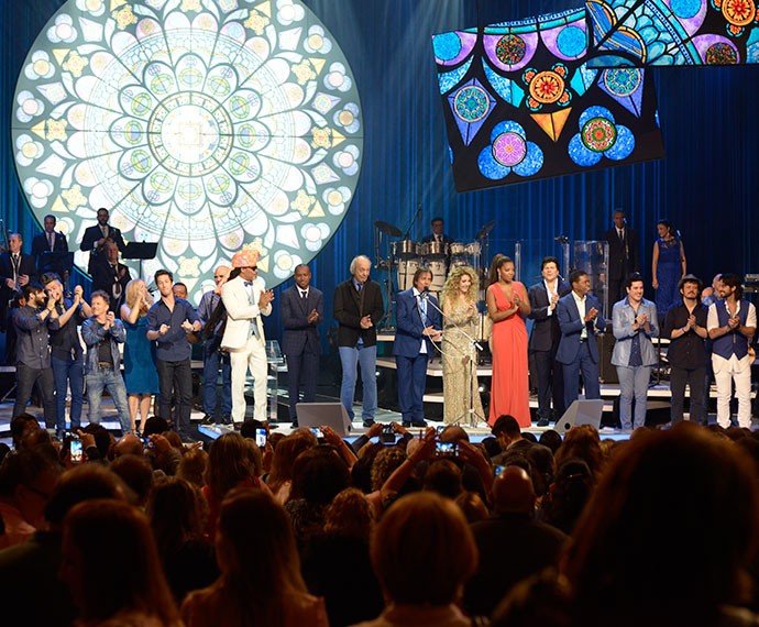 Roberto Carlos reuniu artistas no palco do Theatro Municipal (Foto: Ellen Soares/Gshow)