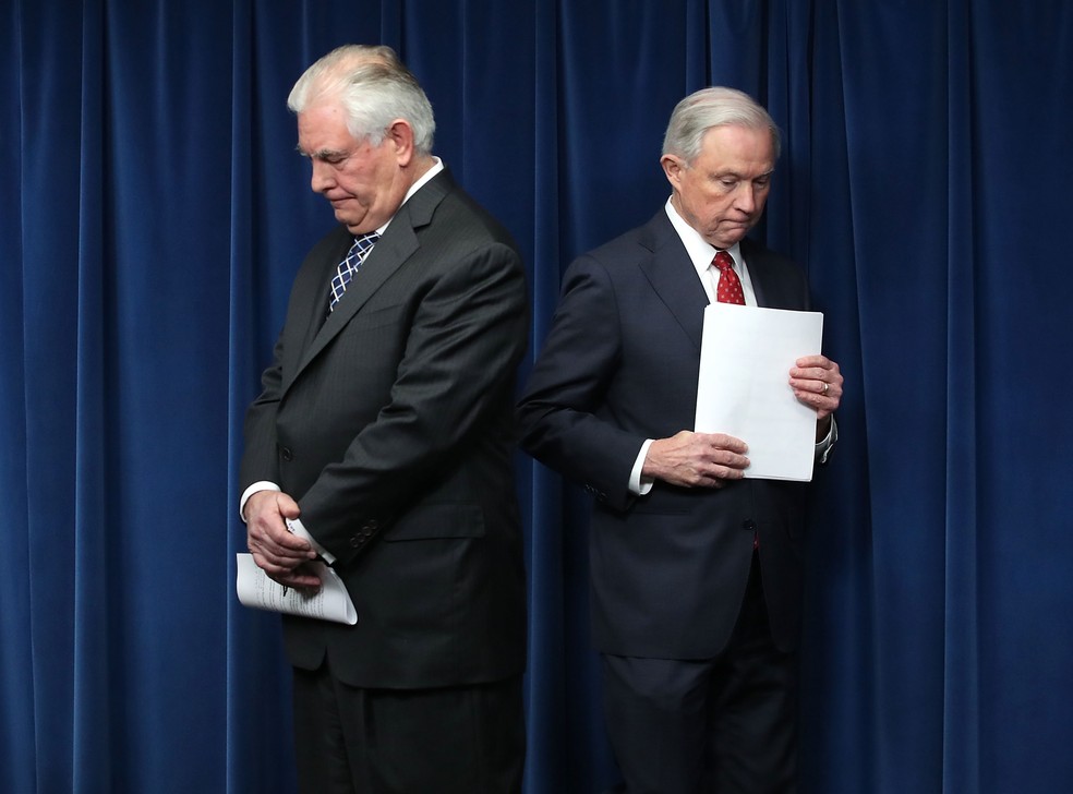 O secretário de Estado Rex Tillerson (esquerda) e o procurador-geral Jeff Sessions em entrevista coletiva sobre o novo decreto migratório de Donald Trump' (Foto: Mark Wilson/AFP)