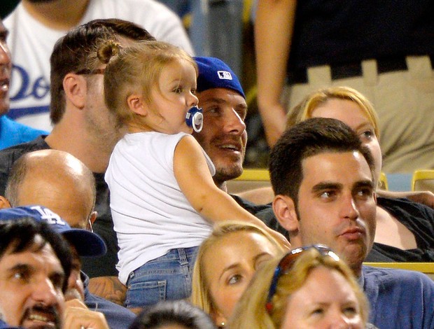 David Beckham com a filha Harper no jogo de beisebol do Los Angeles Dodgers (Foto: Agência AP)