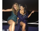 Kim Kardashian aparece descalça e com pernas de fora em festa