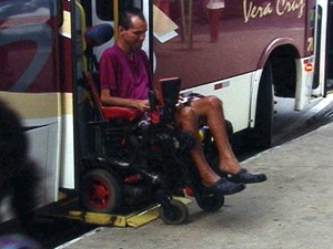 cadeirante rampa deficiente ônibus coletivo Araxá MG (Foto: Reprodução/TV Integração)