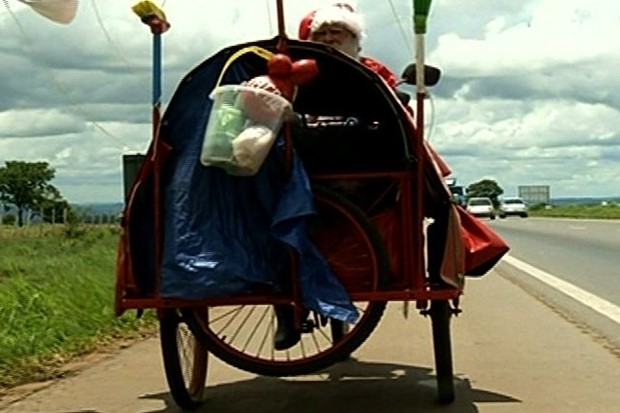 Vestido de Papai Noel, idoso pedala mais de 1.100 km para protestar - Anápolis - Goiás (Foto: Reprodução/TV Anhanguera)