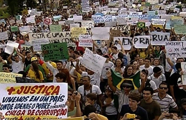 Manifestação pacífica termina sem incidentes graves em Anápolis, GO 2 (Foto: Reprodução/TV Anhanguera)
