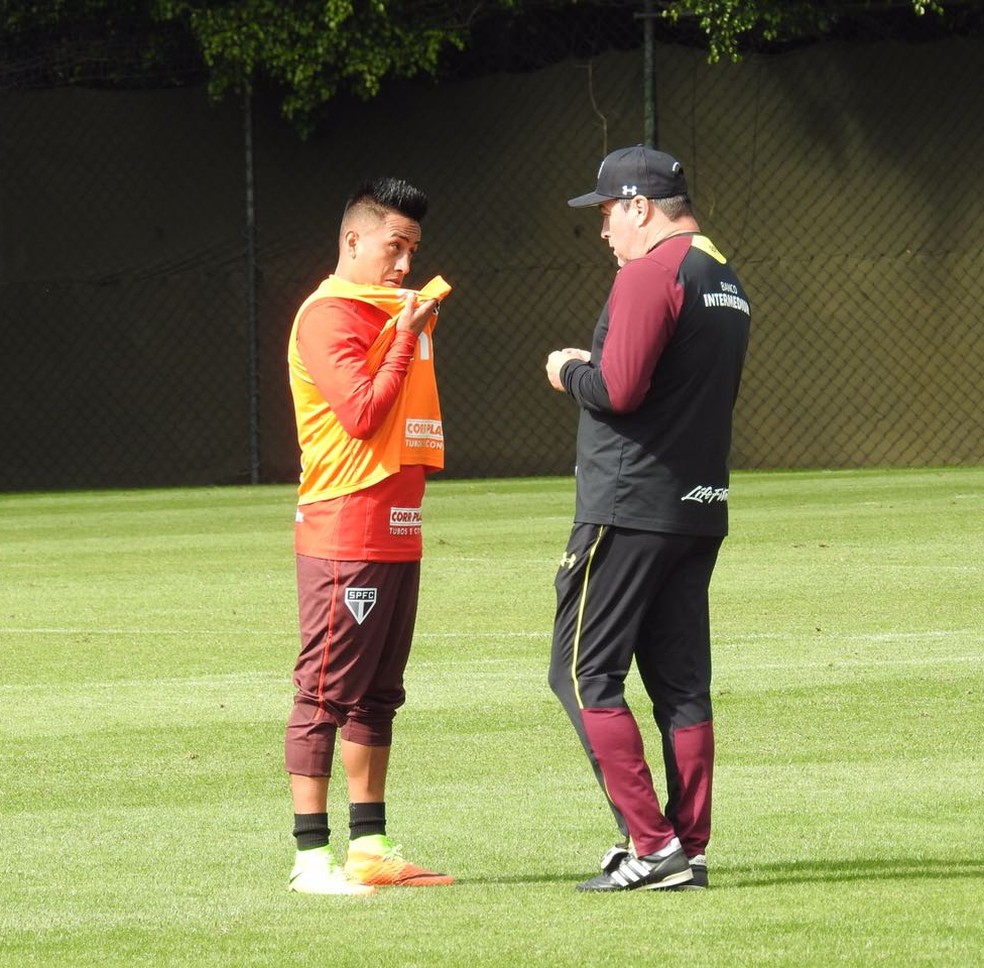 Cueva e Pintado conversam depois do treino do São Paulo (Foto: Marcelo Hazan)