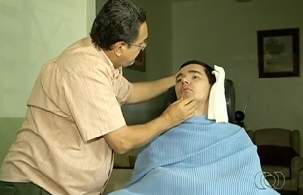 Pai abandonou emprego para ajudar a cuidar do filho e pede ajuda (Foto: Reprodução/TV Anhanguera)