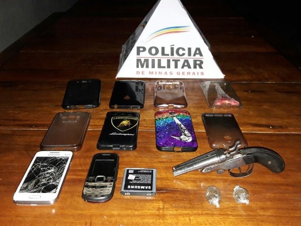 Material apreendido pela polícia (Foto: Polícia Militar/Divulgação)