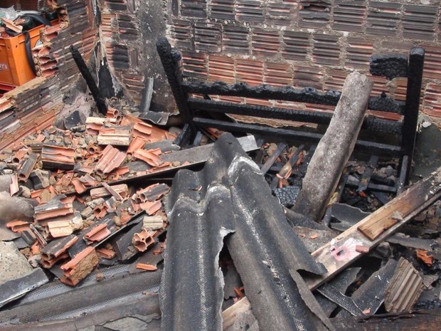 Vizinhos não puderam ajudar a apagar o fogo porque faltava água (Foto: Eduardo Marins/EPTV)