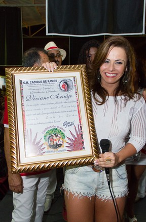 Viviane Araújo no Cacique de Ramos, na Zona Norte do Rio (Foto: Alex Nunes/ Divulgação)