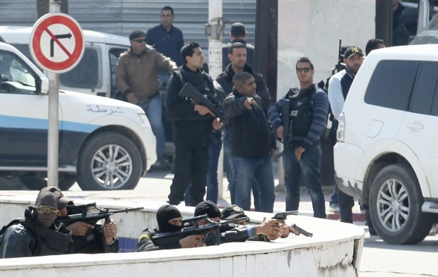 Policiais são vistos do lado de fora do Parlamento da Tunísia nesta quarta-feira (18) (Foto: Zoubeir Souissi/Reuters)