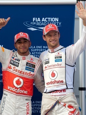 Hamilton e Button comemoram a boa fase da equipe (Foto: AFP / Reprodução: Globoesporte.com)