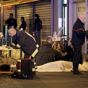 FOTOS: corpos são vistos em frente a restaurante de Paris, na França (Philippe Wojazer/Reuters)