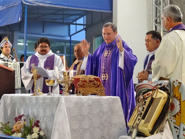 Missa foi celebrada por Dom Magnus Henrique Lopes e pelo padre Domingos Pedro da Silva (Foto: Luna Markman/G1)