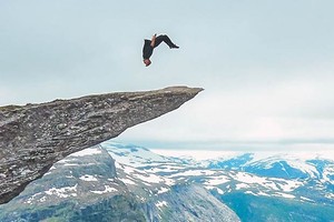 Aventureiro dá pirueta à beira de precipício de 700 m na Noruega (Caters News/The Grosby Group)