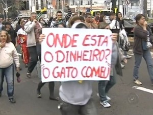 Manifestantes protestam em Marília (Foto: Reprodução / TV TEM)