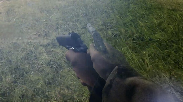 O bug do soldado nervoso em Battlefield 1 faz com que a mão do personagem fique tremendo com as armas (Foto: Reprodução/YouTube)