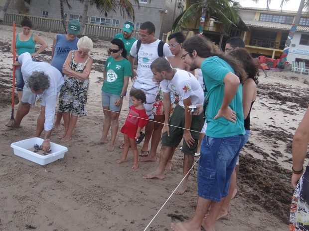 Ação chamou a atenção de curiosos. (Foto: Fabiana De Mutiis/G1)