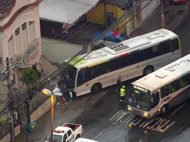 Ônibus subiu a calçada e bateu em muro na Rua São Luiz Gonzada, em São Cristóvão (Foto: Reprodução/TV Globo)