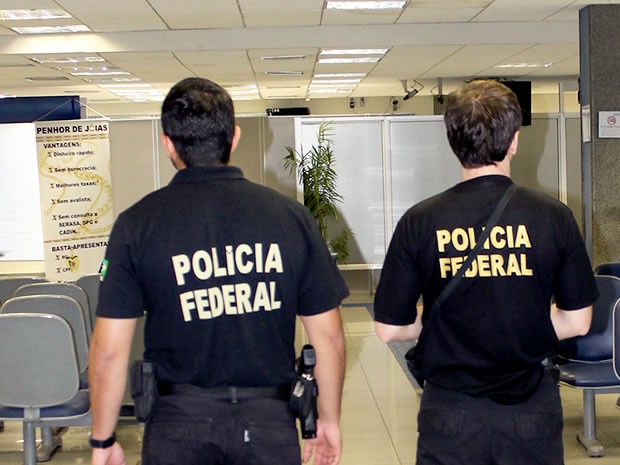 Polícia Federal apreende documentos na Caixa Econômica em Cuiabá (Foto: Assessoria/Polícia Federal)