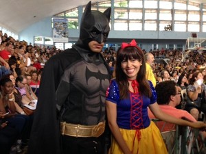 Já famoso em manifestações, 'Batman' também marcou presença na assembleia dos professores da rede municipal (Foto: Kathia Mello/G1)