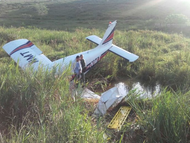 Pouso forçado aeronave em Goianá (Foto: 4ª Corpaer PMMG/ Divulgação)