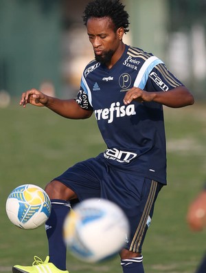 Premiado na lateral esquerda, Zé Roberto acha 