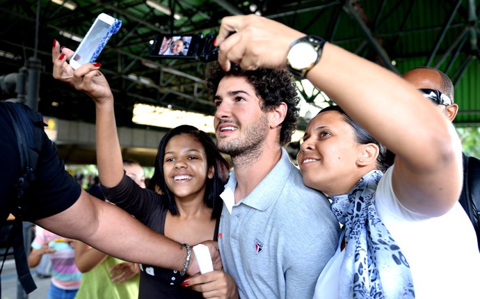 Alexandre Pato chegando ao aeroporto (Foto: Sergio Barzagui / Gazeta Press)