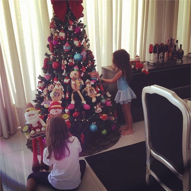 EGO - Filhas de Rodrigo Faro e Vera Viel ajudam a montar árvore de Natal -  notícias de Crianças
