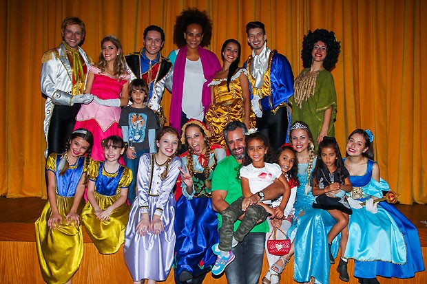 Luciana Melo e família posam com o elenco do espetáculo. (Foto: Photo Rio News) Luciana Melo e família posam com o elenco do espetáculo. (Foto: Photo Rio News)