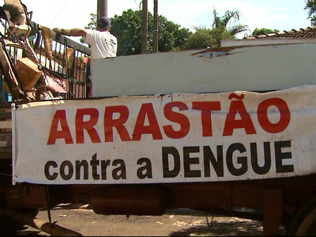 Agentes da Saúde encheram dois caminhões com materiais que podem acumular água durante arrastão em Batatais (Foto: Maurício Glauco/EPTV)