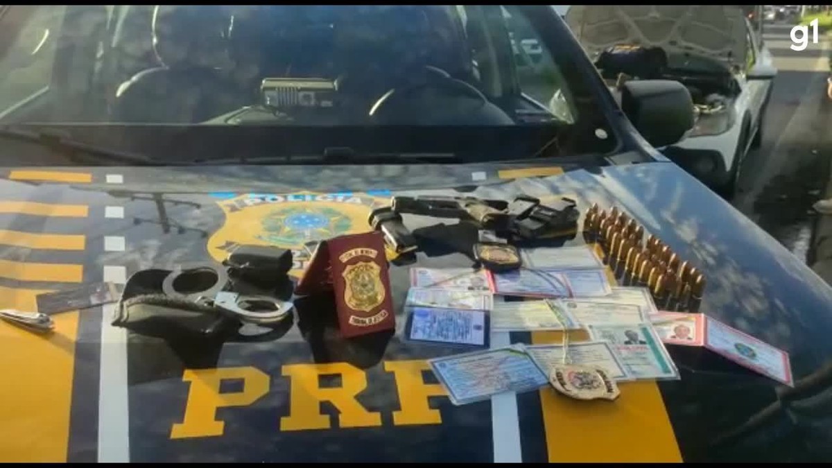 Homem Mostra Carteira Falsa De Policial Durante Abordagem Da PRF No ES