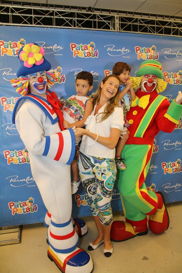 Luana Piovani com o filho (Foto: Fabio Moreno / AgNews)
