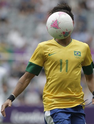 Neymar com a bola no rosto Brasil x Honduras Jogos de Londres (Foto: Juanjo Martín/EFE)