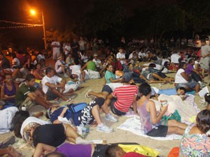Muitos romeiros não resistiram ao cansaço e acabaram dormindo durante a missa campal (Foto: Jorge Machado/G1)