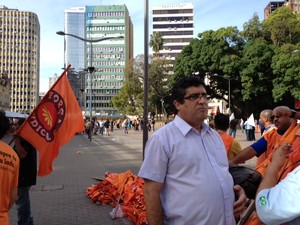 Milton Neco, presidente do Sindicato dos Comerciários de Porto Alegre em protesto na capital do RS (Foto: Diego Guichard/G1)