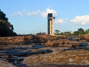 Seca do Rio Piracicaba evidencia lixo jogado no leito do manancial (Foto: Thomaz Fernandes/G1)