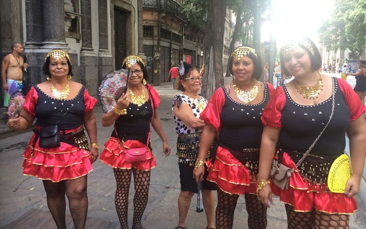 Mãe, filhas e sobrinhas se reúnem pela sexta vez no Cordão da Bola preta