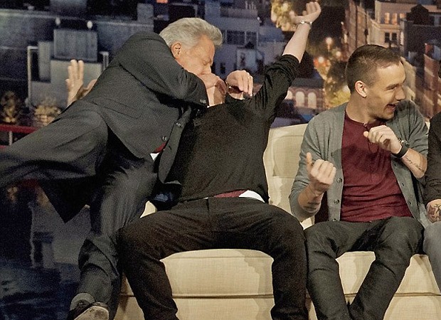 Com ciúmes meninas? Niall Horan é agarrado por Dustin Hoffman em brincadeira na TV (Foto: Reprodução)