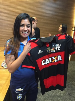 Maurine com a camisa do Flamengo (Foto: Cíntia Barlem)