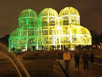 Jardim Botânico ganha iliminação em verde e amarelo (Foto: Reprodução Prefeitura de Curitiba)