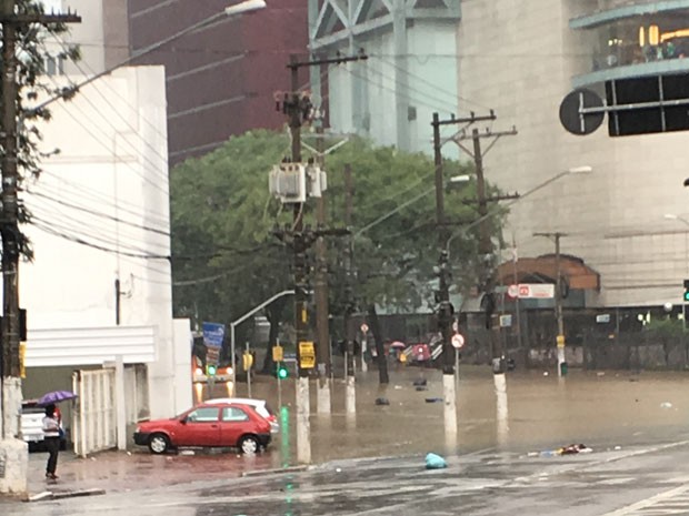 Avenida Pompeia ficou alagada com a chuva (Foto: Melissa Costa e Souza/VC no G1)