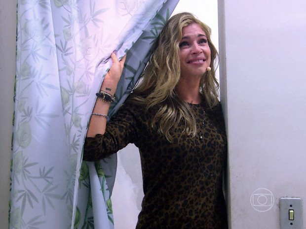 Grazi cai no choro ao ver o seu quarto reconstruído (Foto: TV Globo)