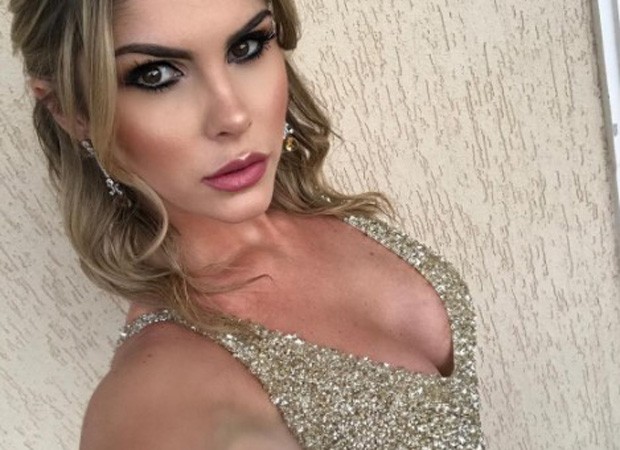 Bárbara Evans capricha nas selfies com look brilhante decotado e cavado Quem QUEM News