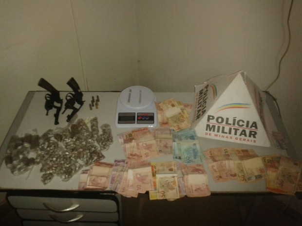 Materiais apreendidos dentro da casa do jovem (Foto: Polícia Militar/Divulgação)