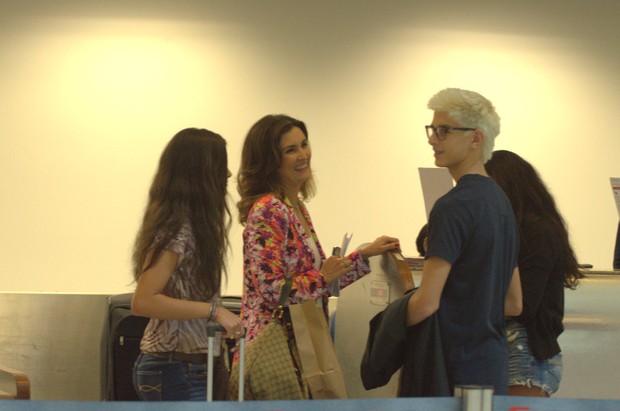 William Bonner e Fátima Bernardes com os filhos em aeroporto do Rio (Foto: Willian Oda / Foto Rio News)