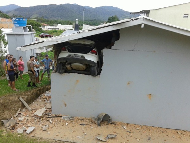 Motorista perdeu controle e invadiu casa (Foto: PM/DivulgaÃ§Ã£o)