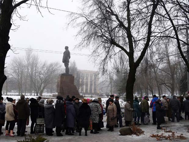 Pessoas fazem fila para receber ajuda humanitária nesta sexta-feira (30) na cidade de Donetsk, no leste da Ucrânia (Foto: AFP PHOTO / DOMINIQUE FAGET)