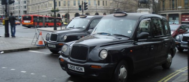  Táxis tipicamente ingleses na Trafalgar Square (Foto: Site Flash it)