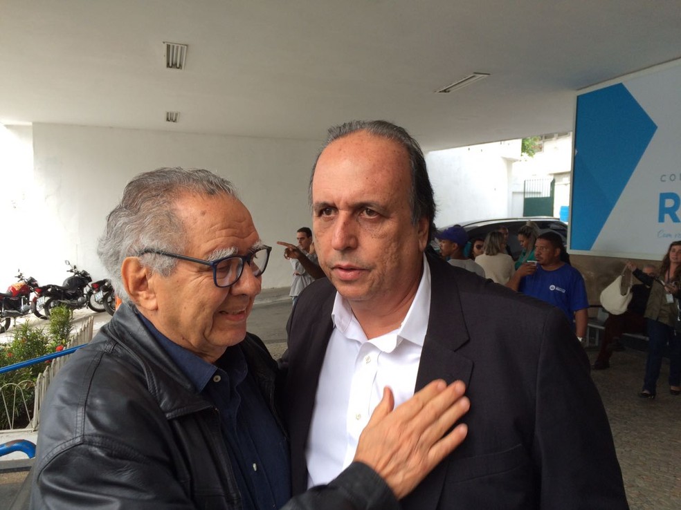 Pezão comparece ao velório de Jorge Bastos Moreno (Foto: Alessandro Ferreira/G1)